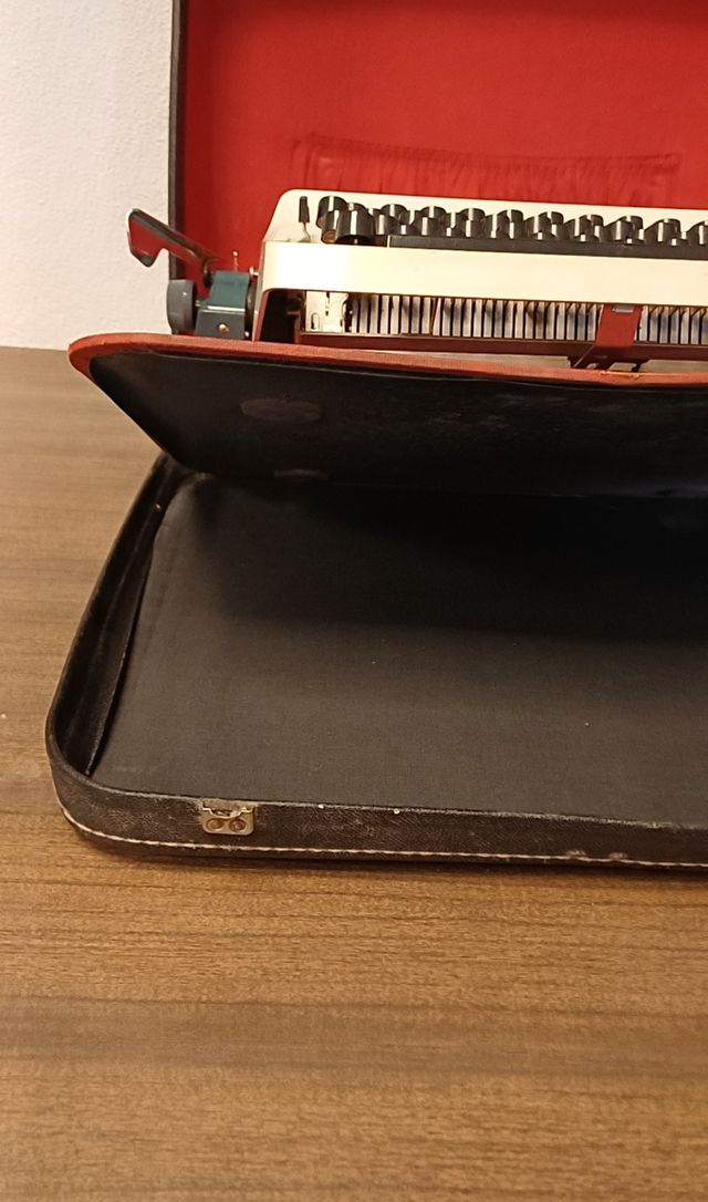 Maquina de escribir Erika 3040