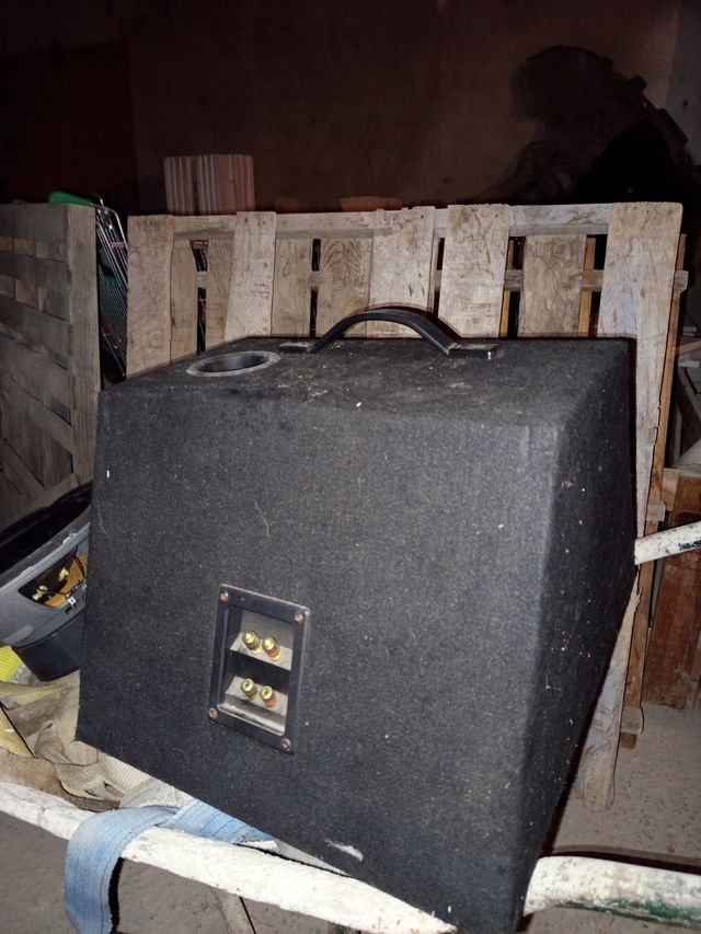 Caja de bombo de coche con bombo roto