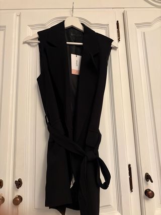 americana larga sin mangas negra