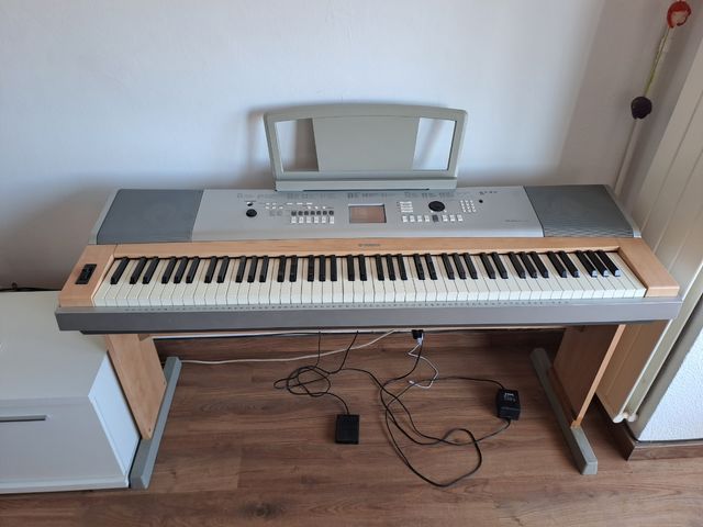 Piano Yamaha Portable Grand DGX-620
