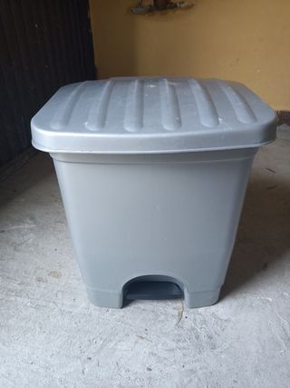 Cubo para basura sin usar