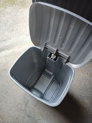 Cubo para basura sin usar