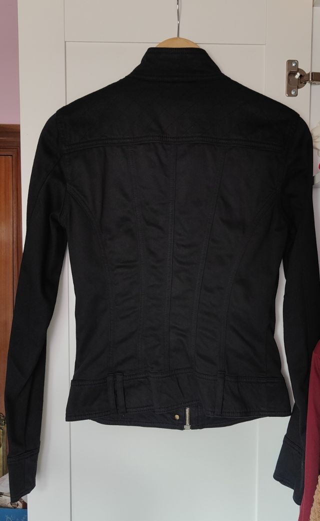 Bolso tote y chaqueta negra