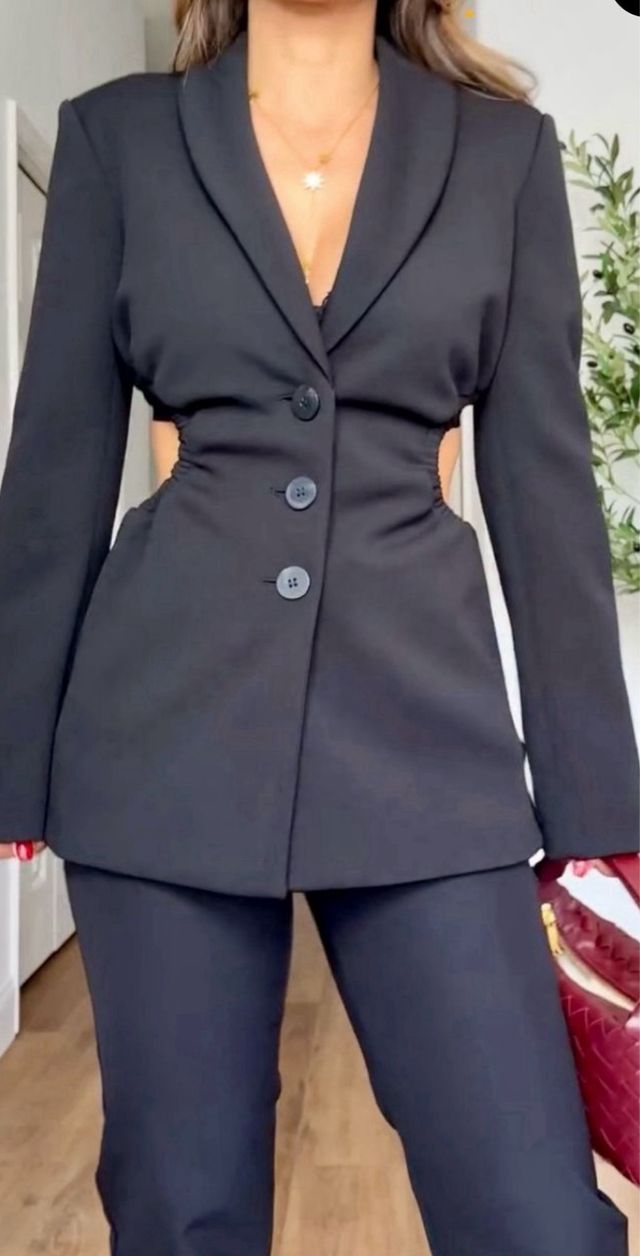 Conjunto blazer cut out y pantalón