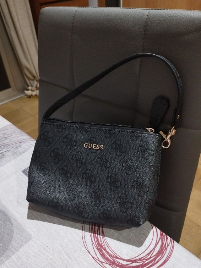 BOLSITO CON ASA,GUESS.NEGRO