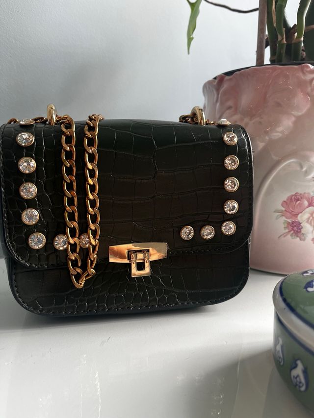 Saco verde com corrente