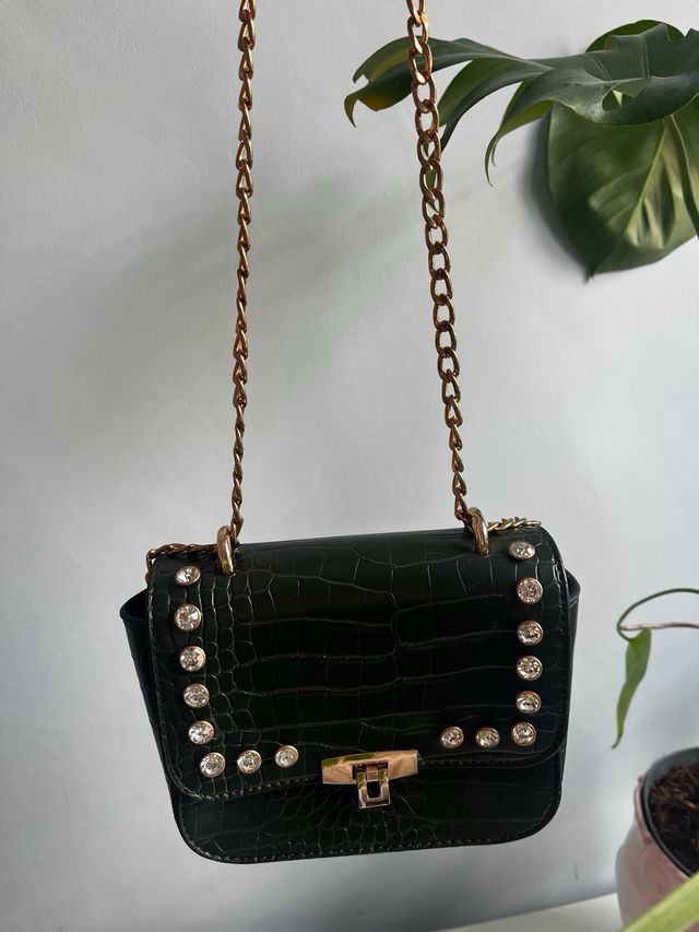 Saco verde com corrente