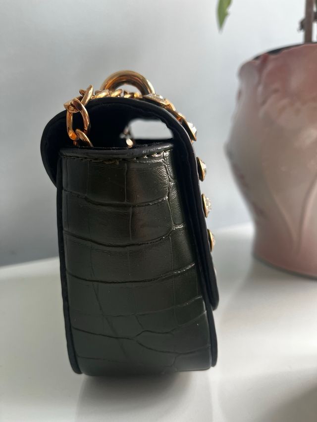 Saco verde com corrente