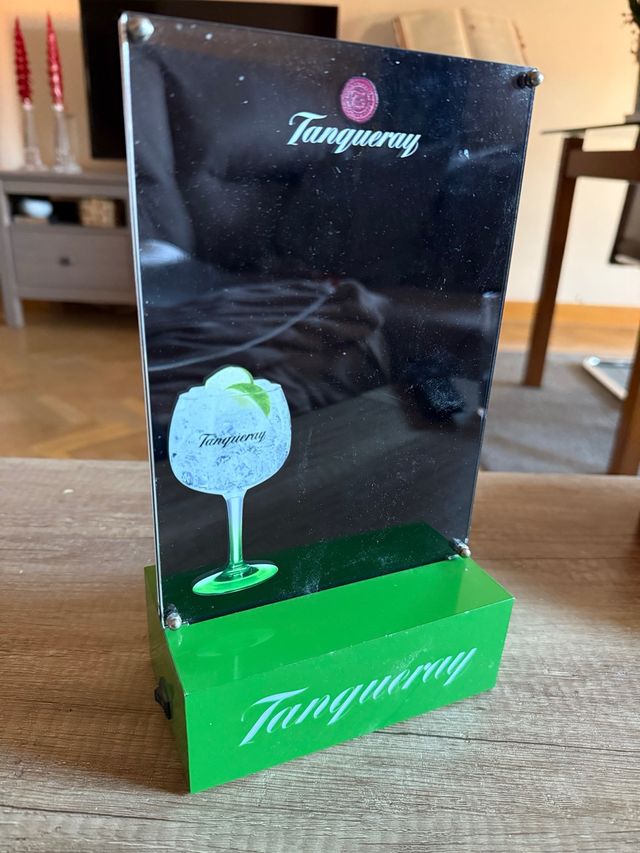 Pizzara expositor tanqueray con led