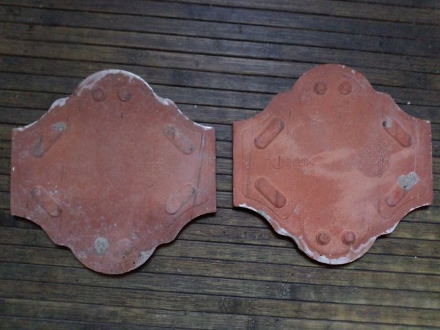 Dos baldosas sueltas