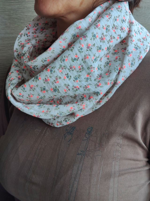 Pañuelo tubular flores toque rosa fluor