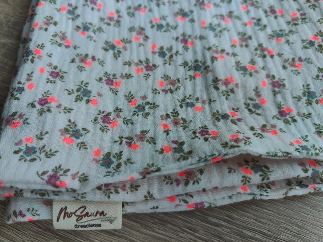 Pañuelo tubular flores toque rosa fluor