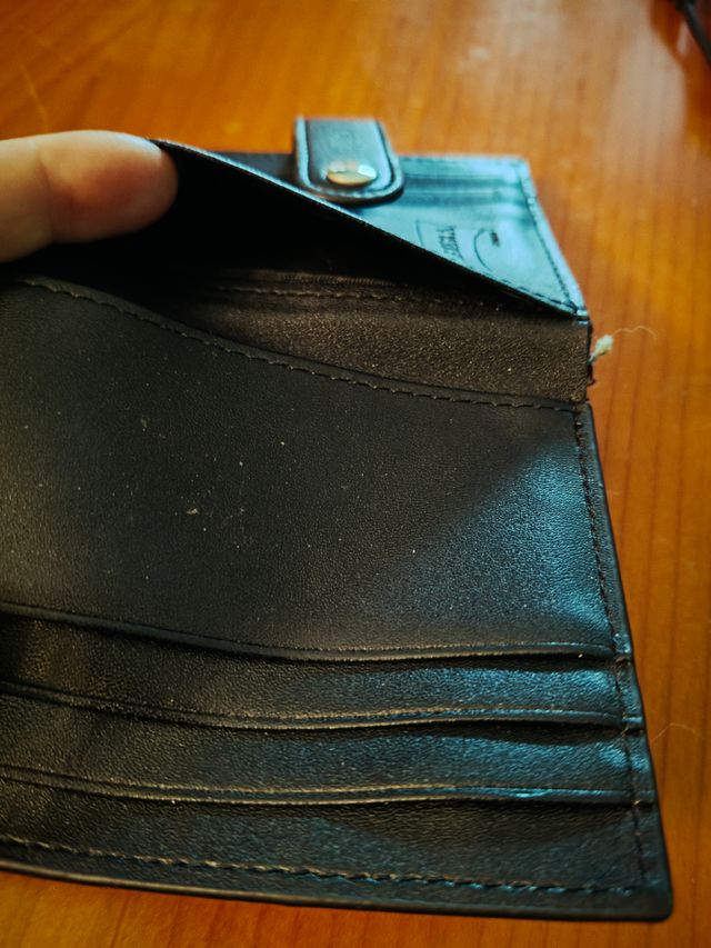 Portafoglio Uomo Carrera Nero con Dettagli Rossi