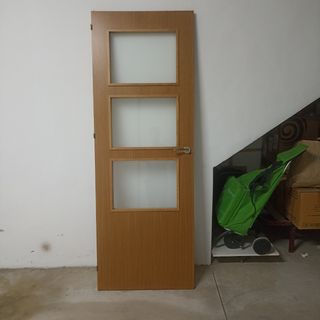 Puerta con cristalera en buen estado