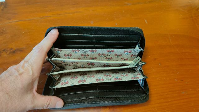 Portafoglio donna nero-beige con zip e scomparti