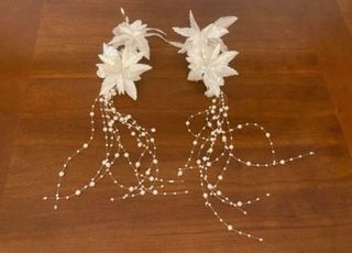 Tocados para el pelo en blanco.