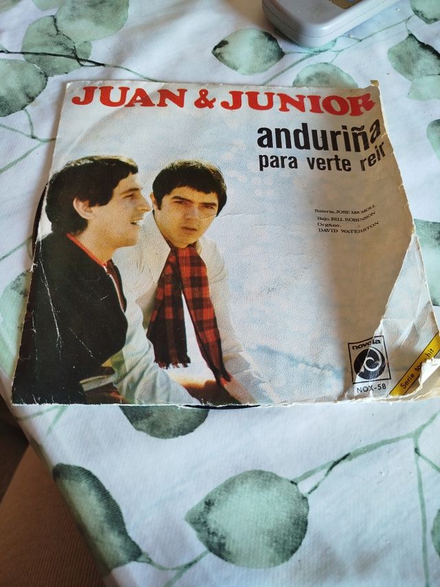 Vinilo Juan y Yunior ,con replic de Picasso