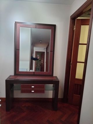 URGE Mueble entrada y espejo piel-madera a juego.