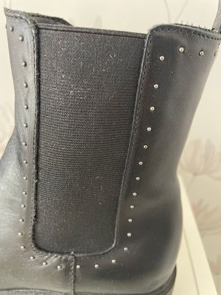 Botín piel negro tachuelas Mango T38