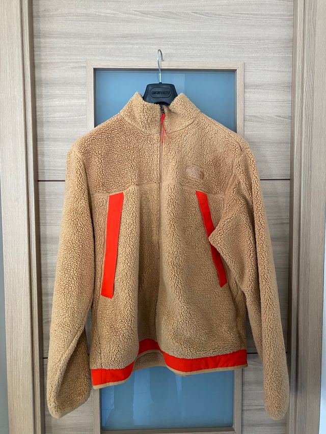 Chaqueta THE NORTH FACE beis y roja con cremallera