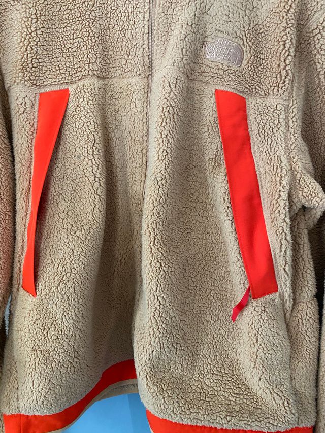 Chaqueta THE NORTH FACE beis y roja con cremallera