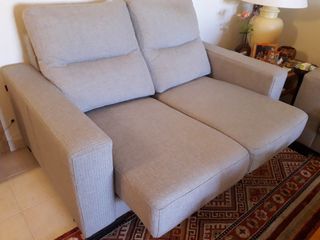 Sofá dos plazas extensibles.