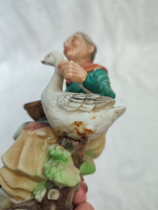 Figura de porcelana abuela con oca Eiho