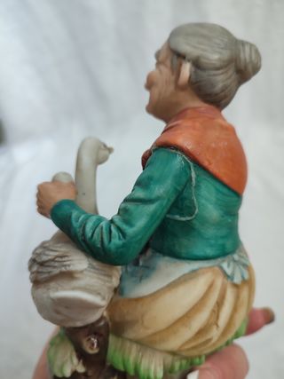 Figura de porcelana abuela con oca Eiho