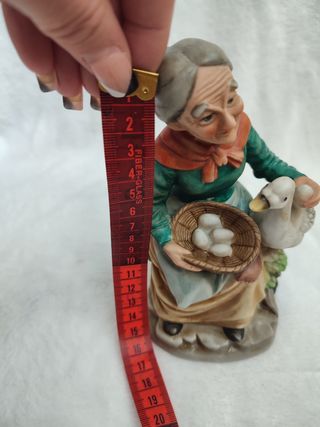 Figura de porcelana abuela con oca Eiho