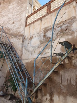 Escalera metálica exterior