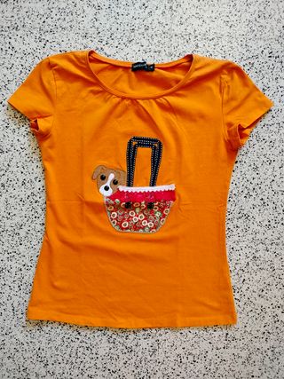 Camiseta naranja con perrito bordado. Talla S.