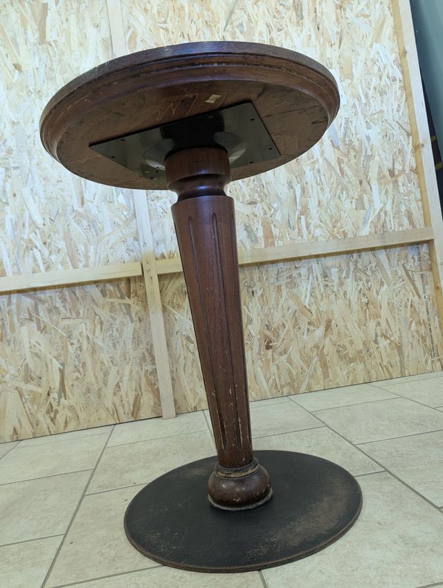 Tavoli in legno e granito, con base in ferro