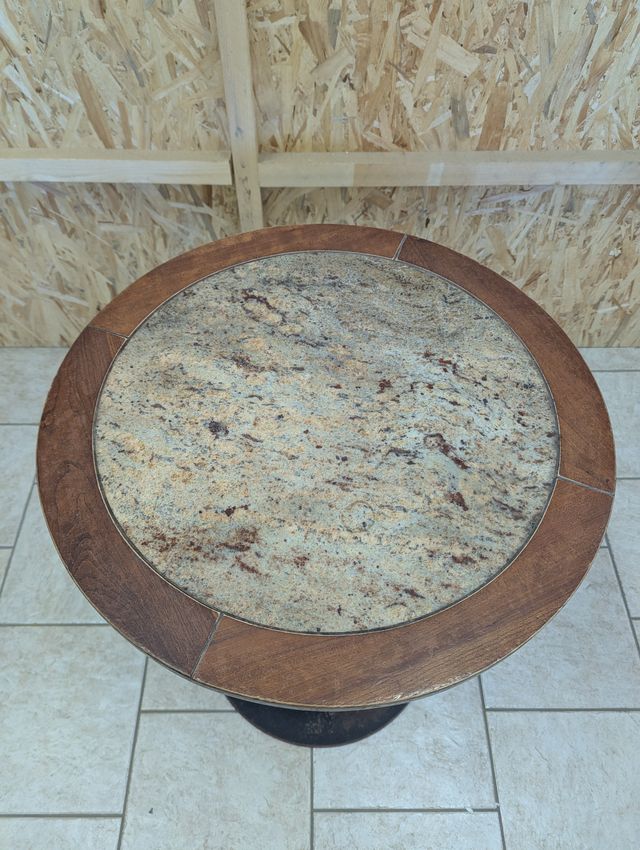 Tavoli in legno e granito, con base in ferro