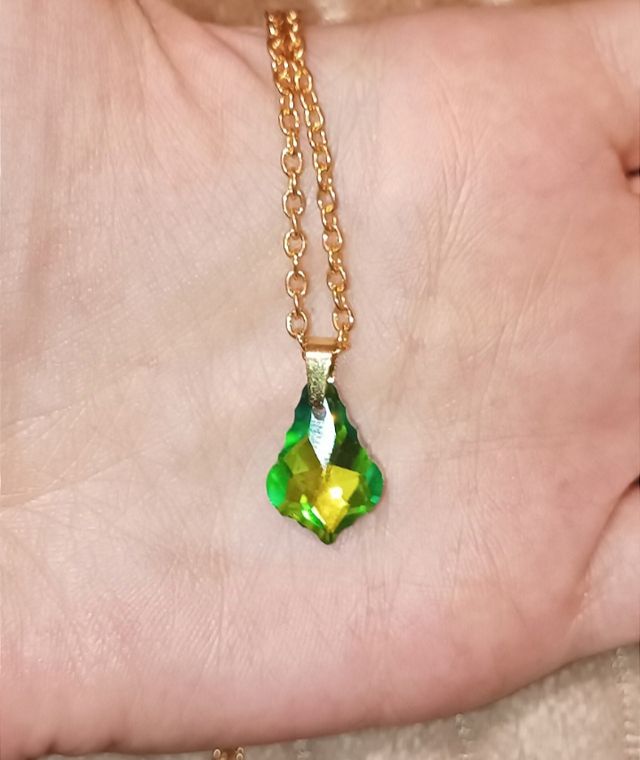 Collar dorado con lágrima de cristal