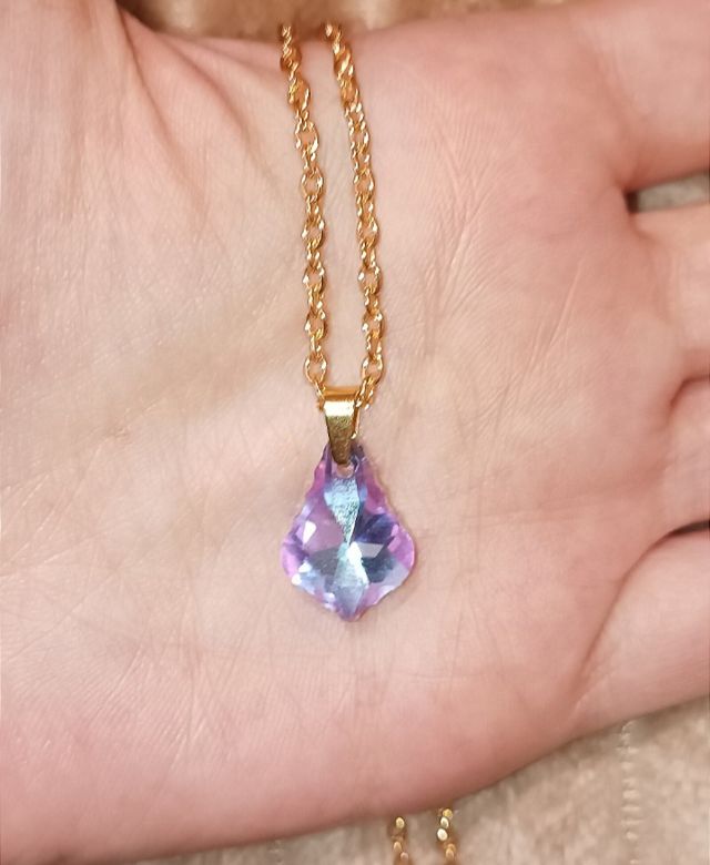 Collar dorado con lágrima de cristal