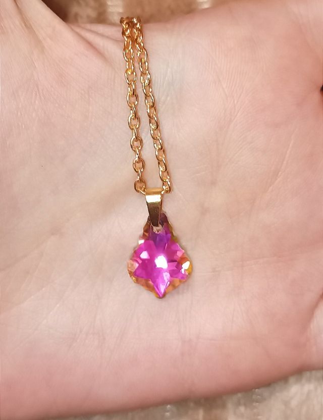 Collar dorado con lágrima de cristal