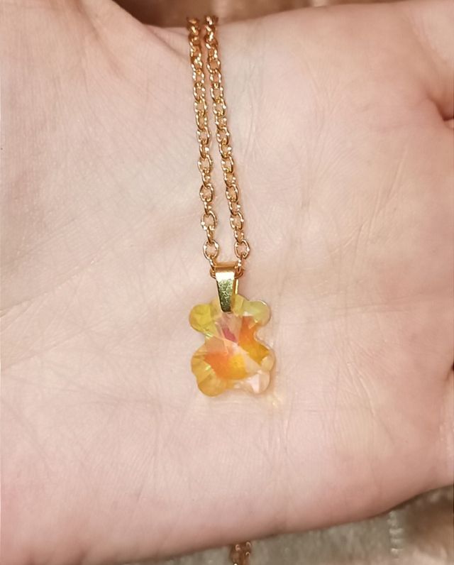 Collar dorado con osito de cristal