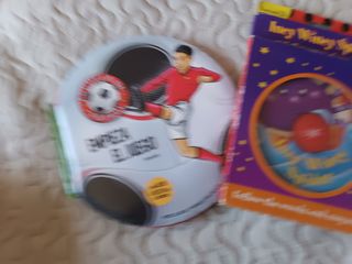 Libro empieza el juego y uno en inglés