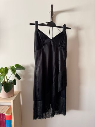 Vestido de flecos negro Zara