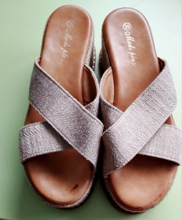 Sandalias/ Chanclas/Plataformas beig 39