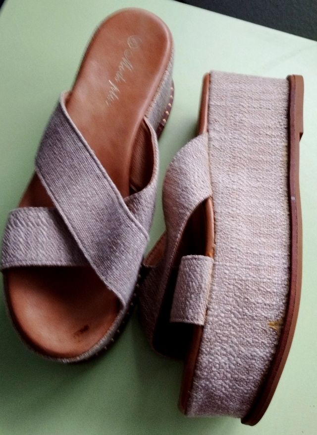 Sandalias/ Chanclas/Plataformas beig 39