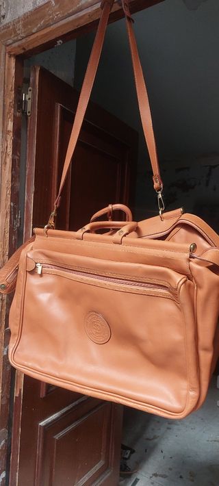Maleta o bolso cuero salvador bachiller