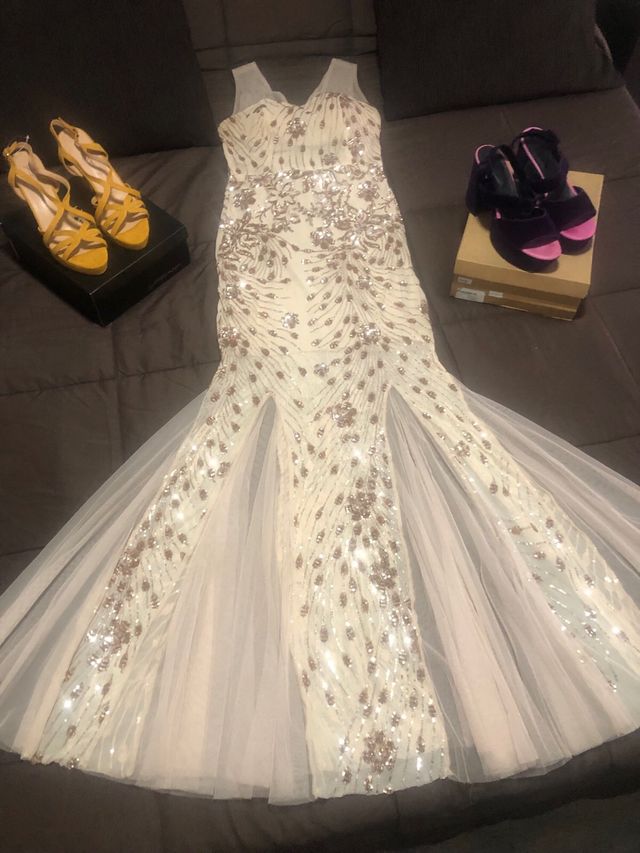 2 vestidos de fiesta y dos pares de zapatos