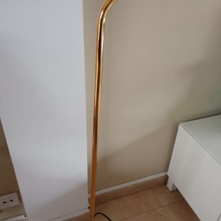 Lámpara de pie dorada