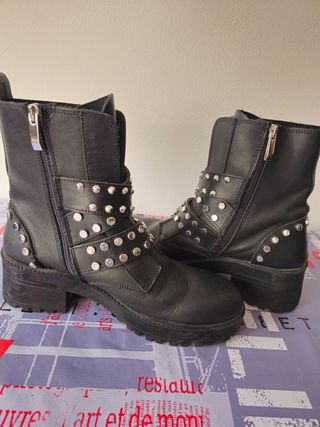 Botines rockeros tachuelas