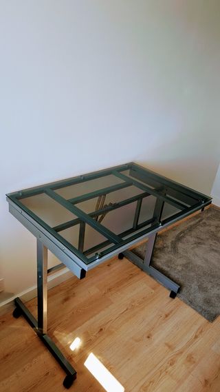 Scrivania in vetro temperato regolabile con ruote