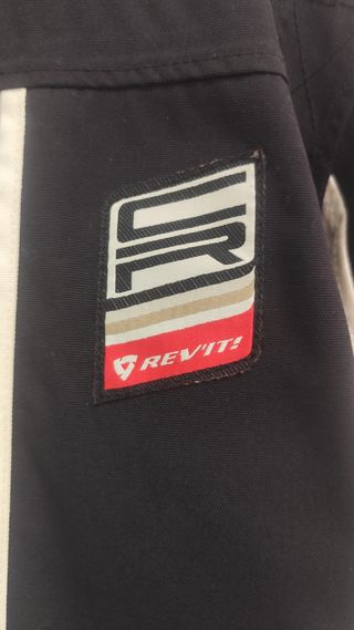 Preciosa chaqueta motera REVIT