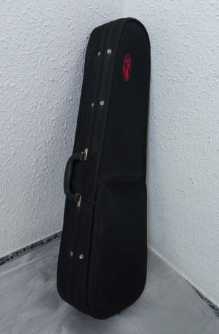 Violín eléctrico rojo