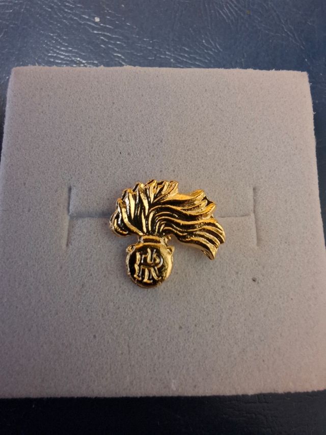 Spilla pin carabinieri gialla