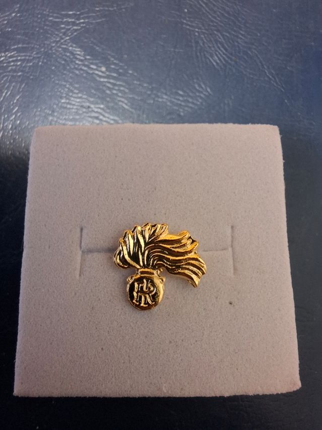Spilla pin carabinieri gialla